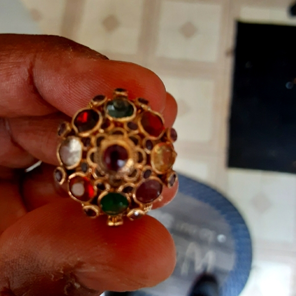 Solid 18 carat gold queen stylering